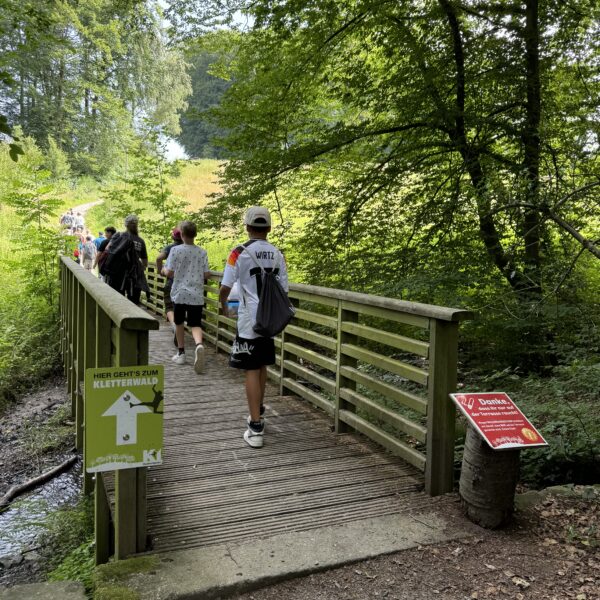 Die MVD Jugend auf dem Weg zum Hochseilgarten